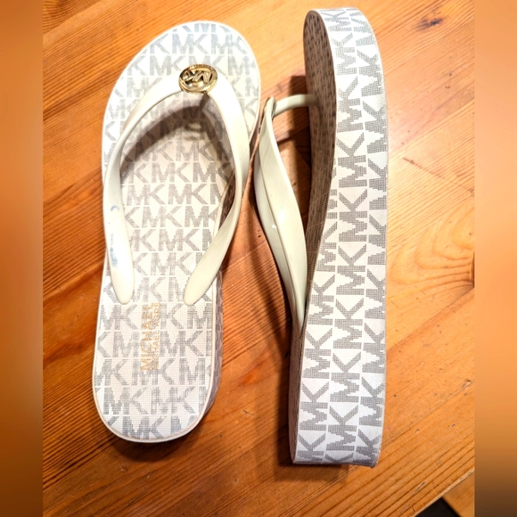 Michael Kors MK Bedford Platform Flip Flops - Grey Letters on White, Size 6M - Picture 5 of 7
